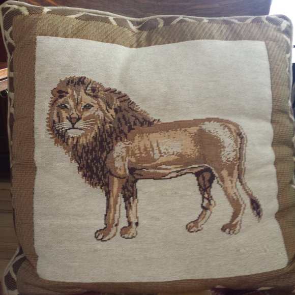 Lion Accent Pillow - Picture 4 of 4